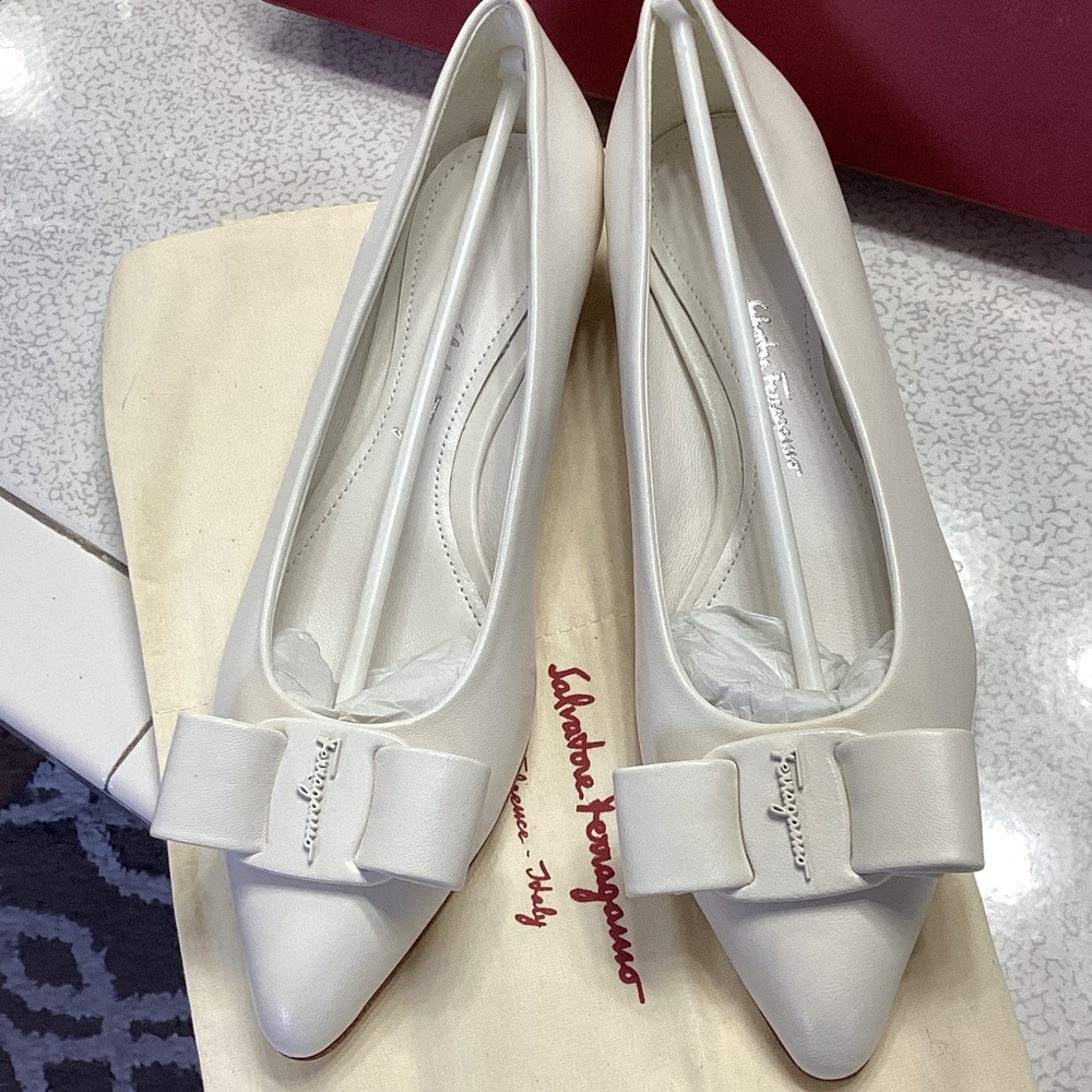 Salvatore Ferragamo Cream Pointed-Toe Bow Pumps - Picture 7 of 7
